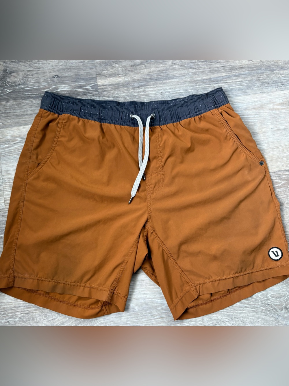 Vuori Kore Collection Men’s Shorts Rust Brown 7” Inseam Lined See Measurements